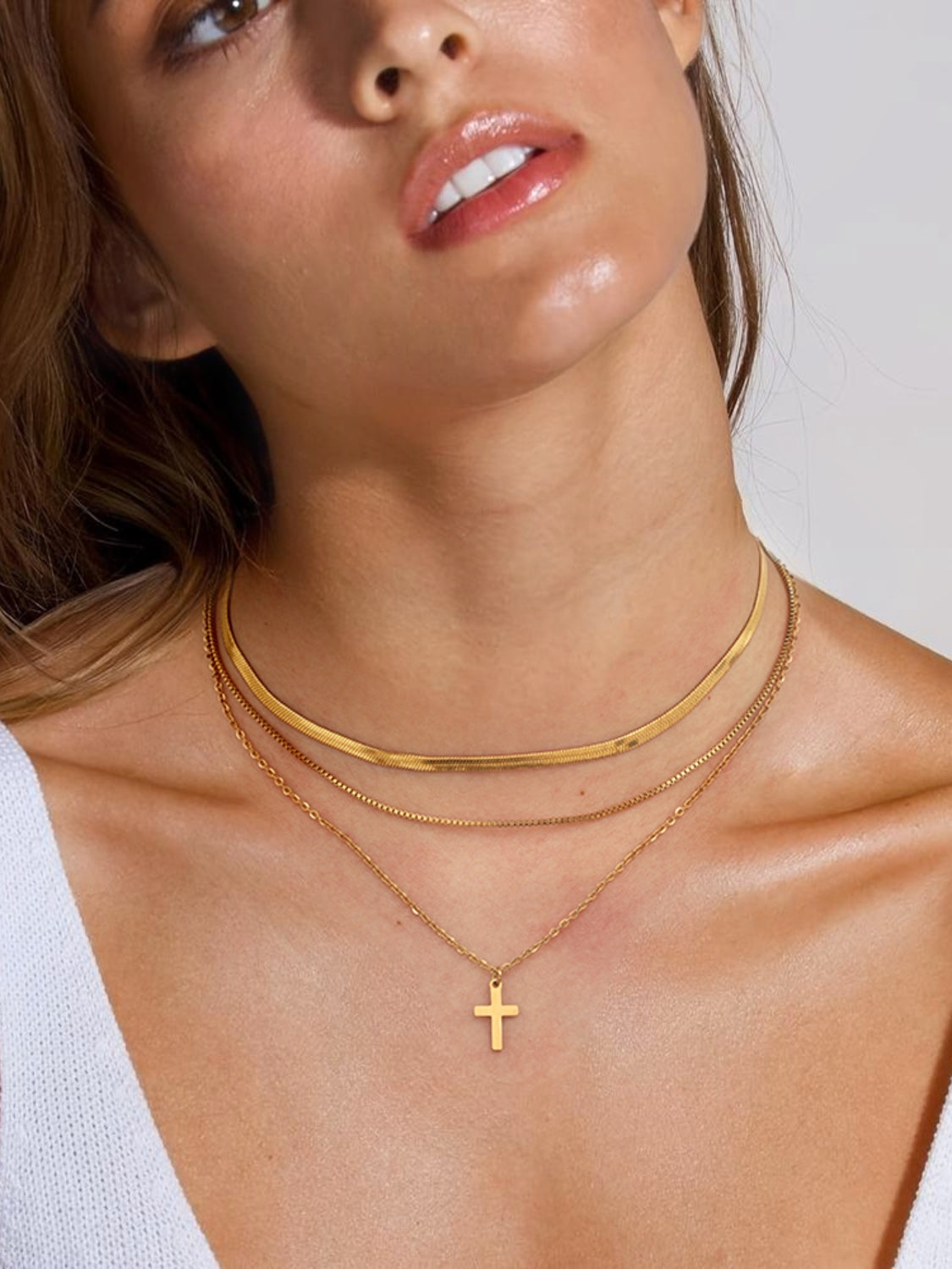 Collar de cruz de tres capas bañado en oro de 18 quilates
