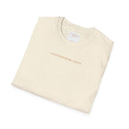 Camiseta minimalista de los Santos Contemporáneos
