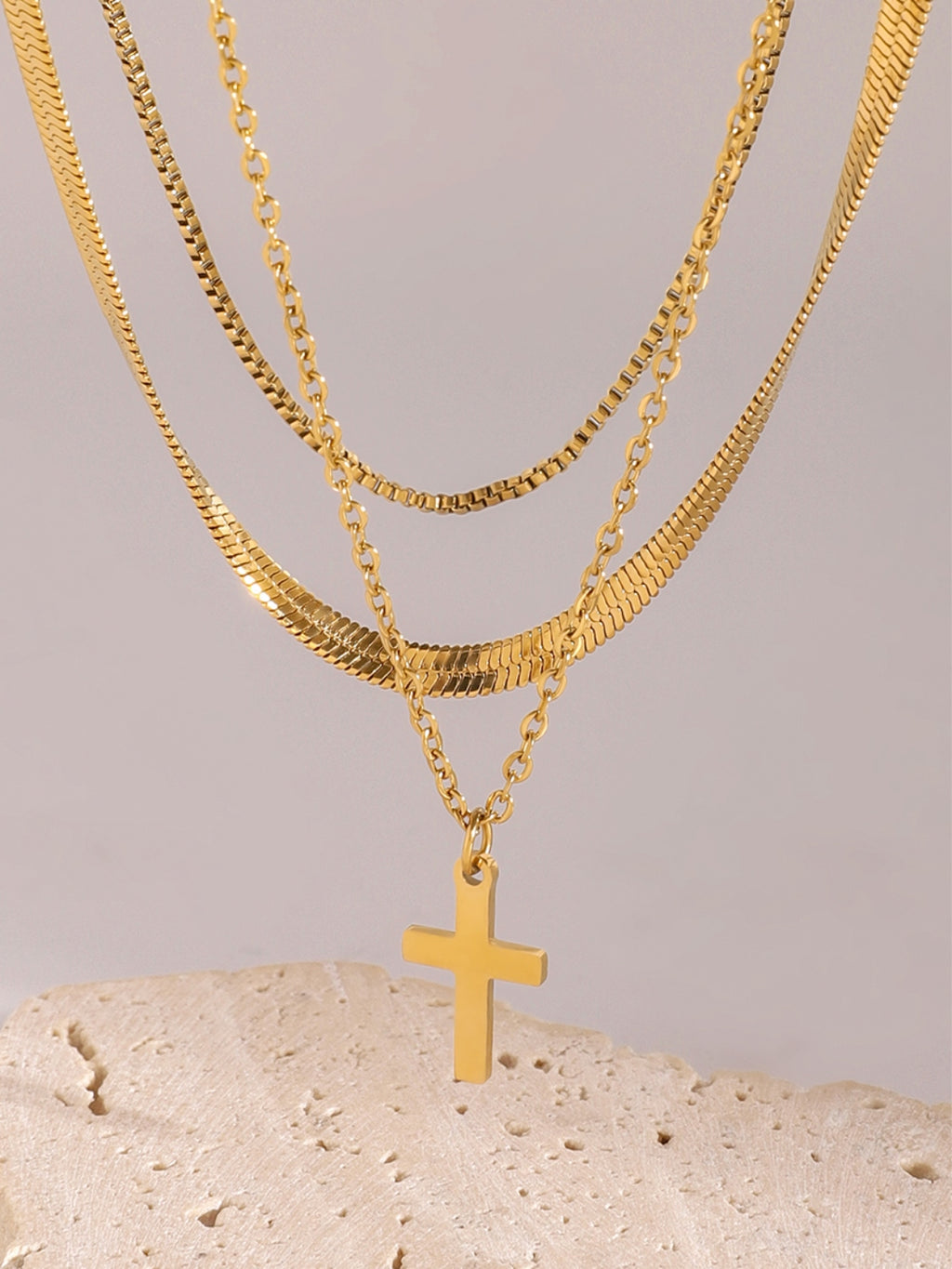 Collar de cruz de tres capas bañado en oro de 18 quilates