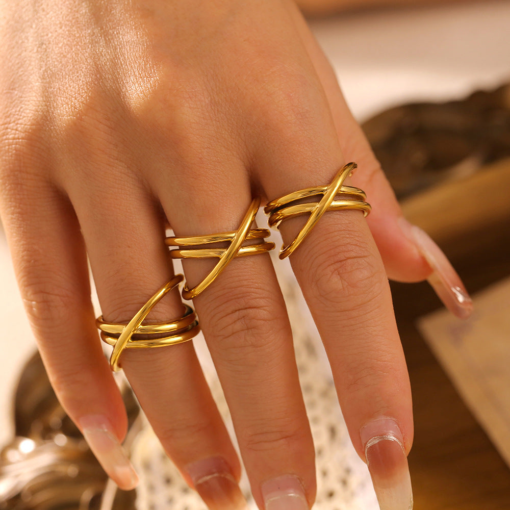 Anillo entrecruzado bañado en oro de 18 quilates
