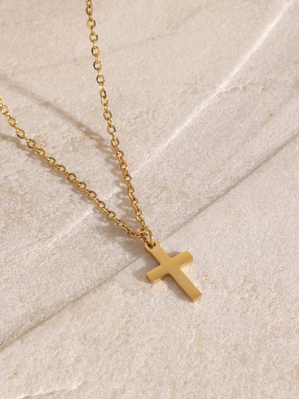 Collar de cruz de tres capas bañado en oro de 18 quilates