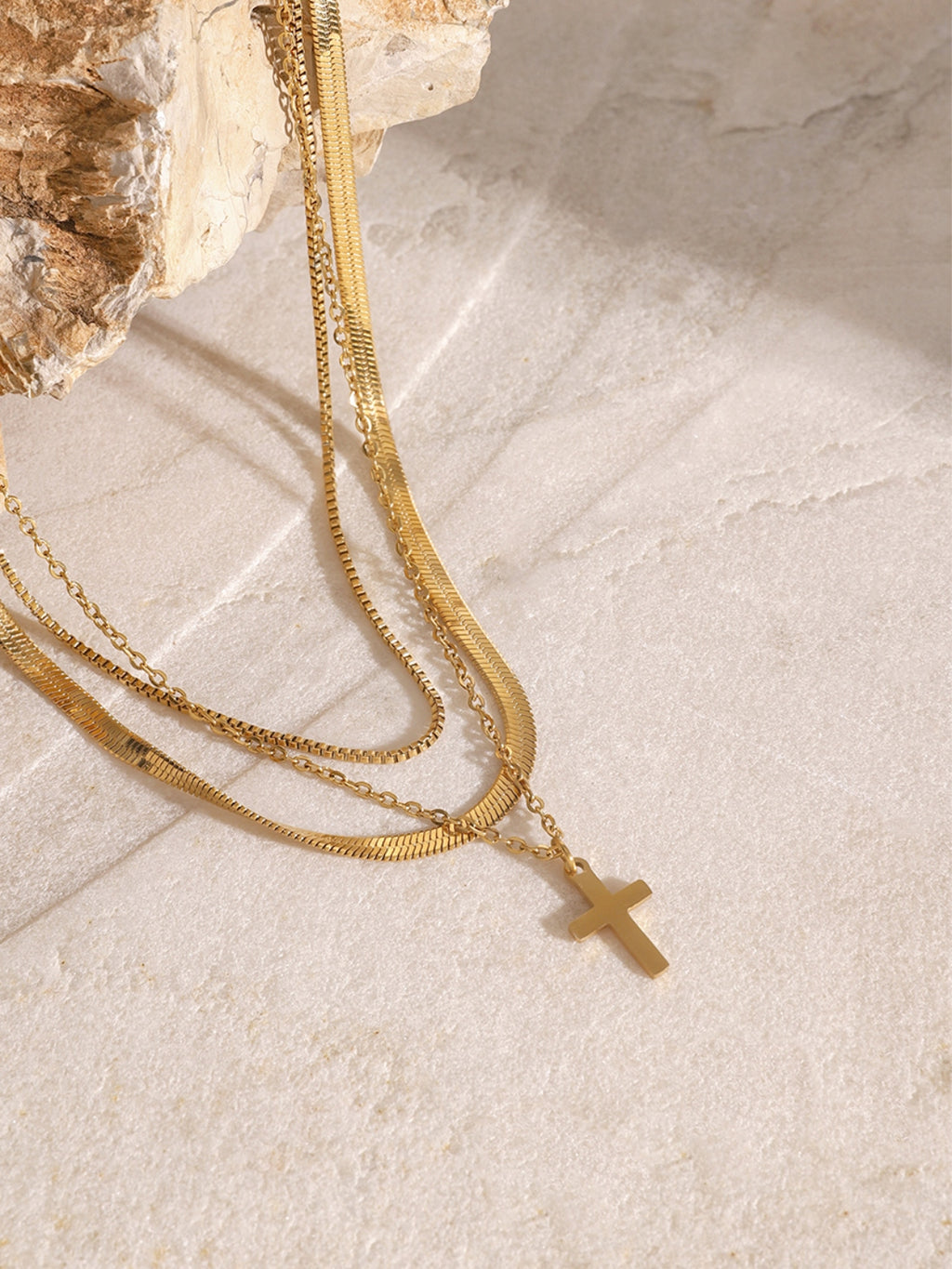 Collar de cruz de tres capas bañado en oro de 18 quilates