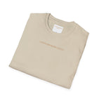 Camiseta minimalista de los Santos Contemporáneos