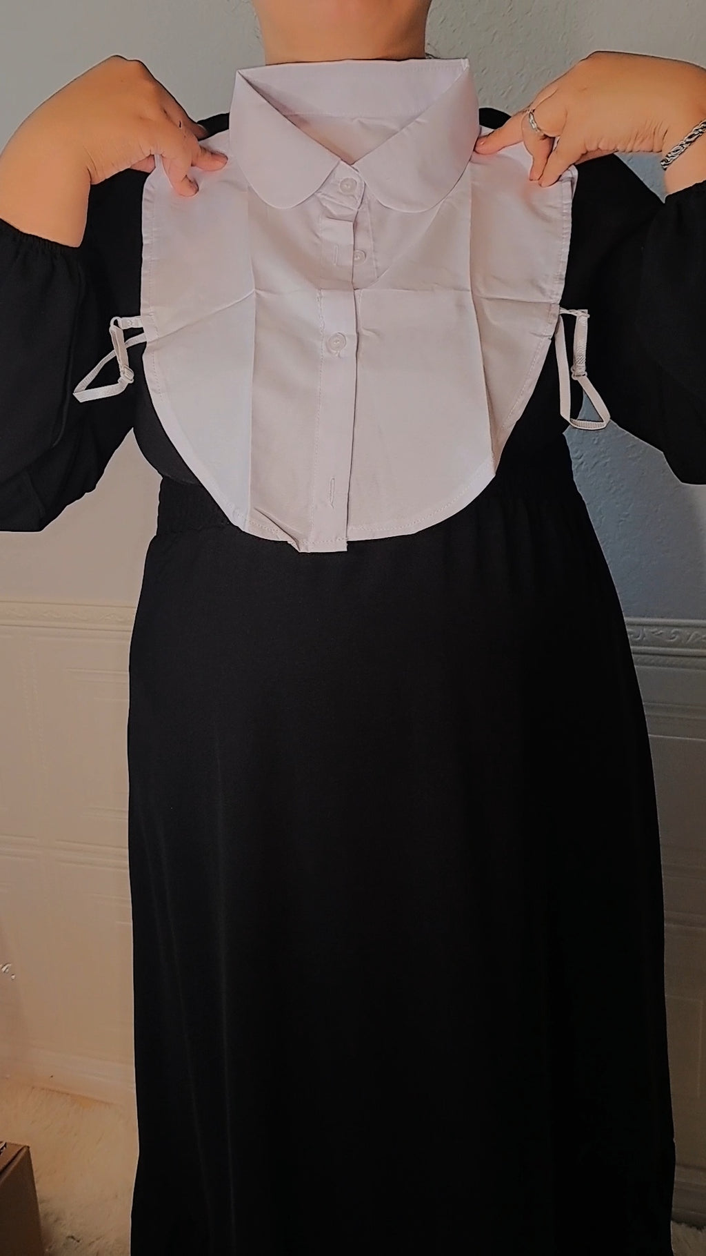 Camisa de cuello encubierta