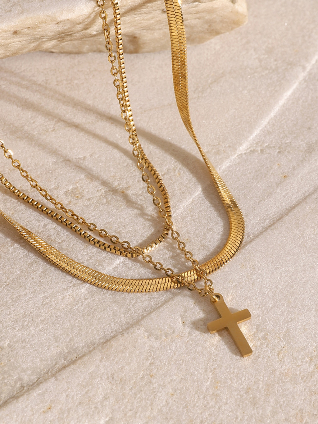 Collar de cruz de tres capas bañado en oro de 18 quilates
