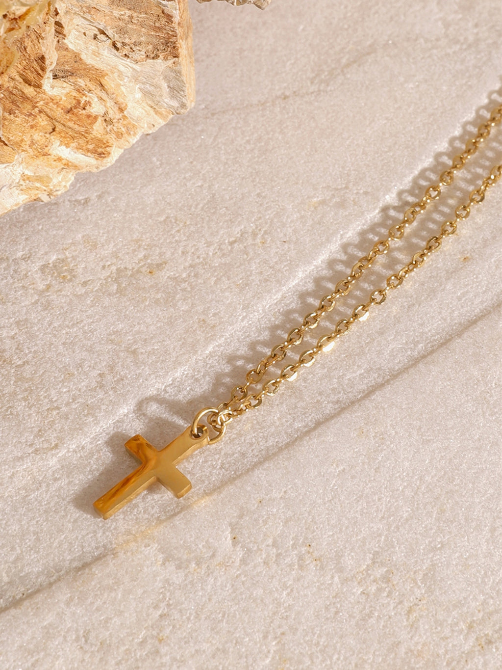 Collar de cruz de tres capas bañado en oro de 18 quilates