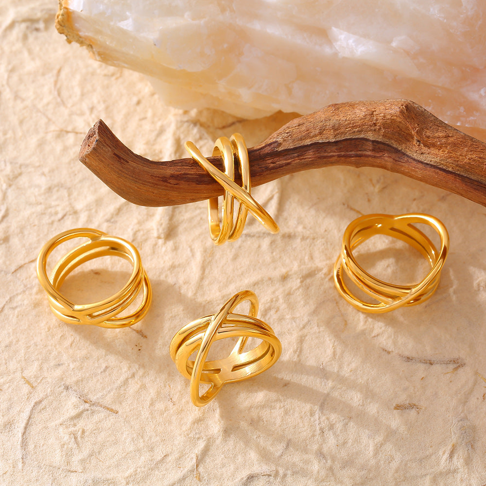 Anillo entrecruzado bañado en oro de 18 quilates