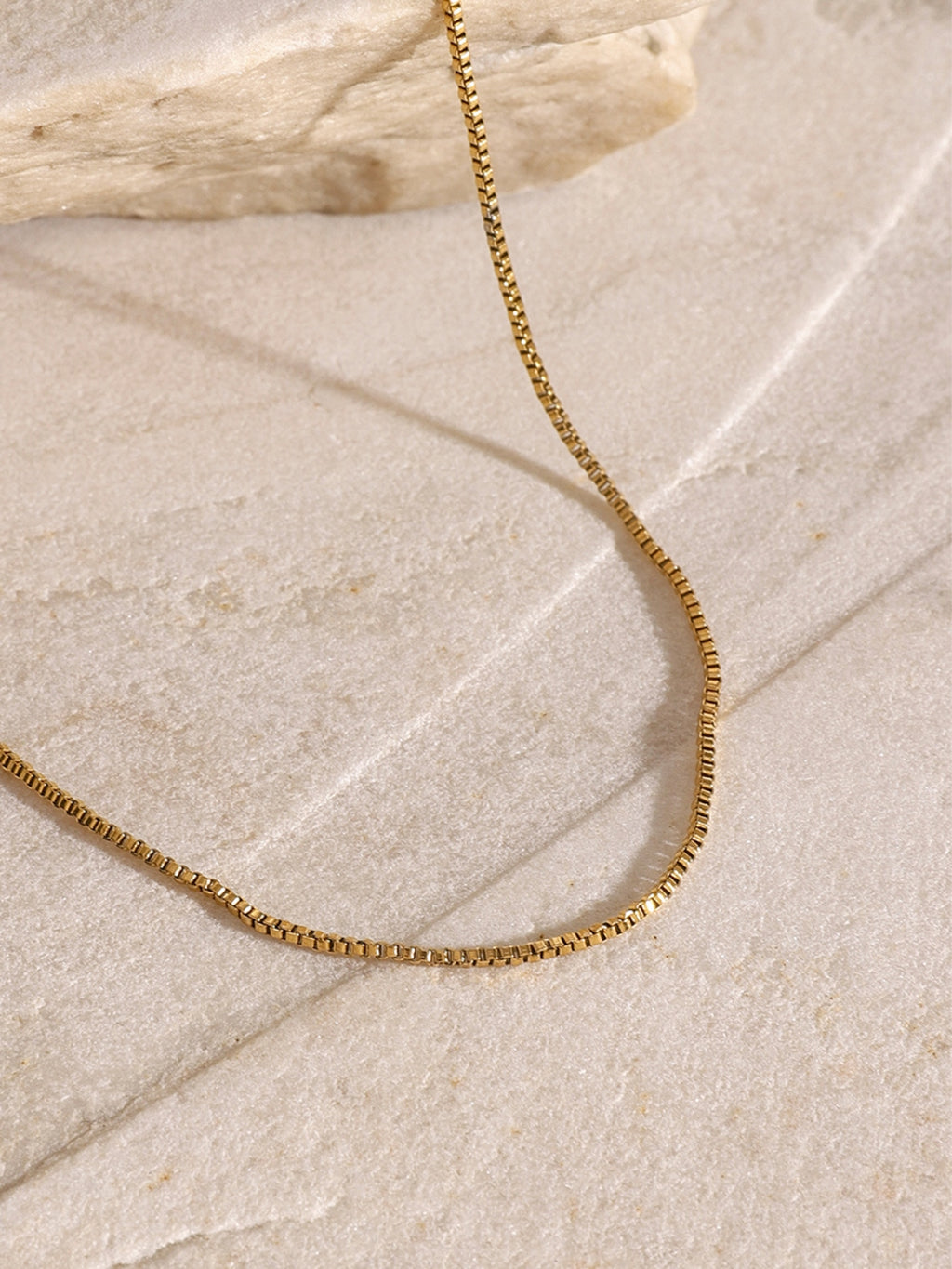Collar de cruz de tres capas bañado en oro de 18 quilates