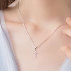 Collar con colgante de cruz de moissanita en plata de ley 925